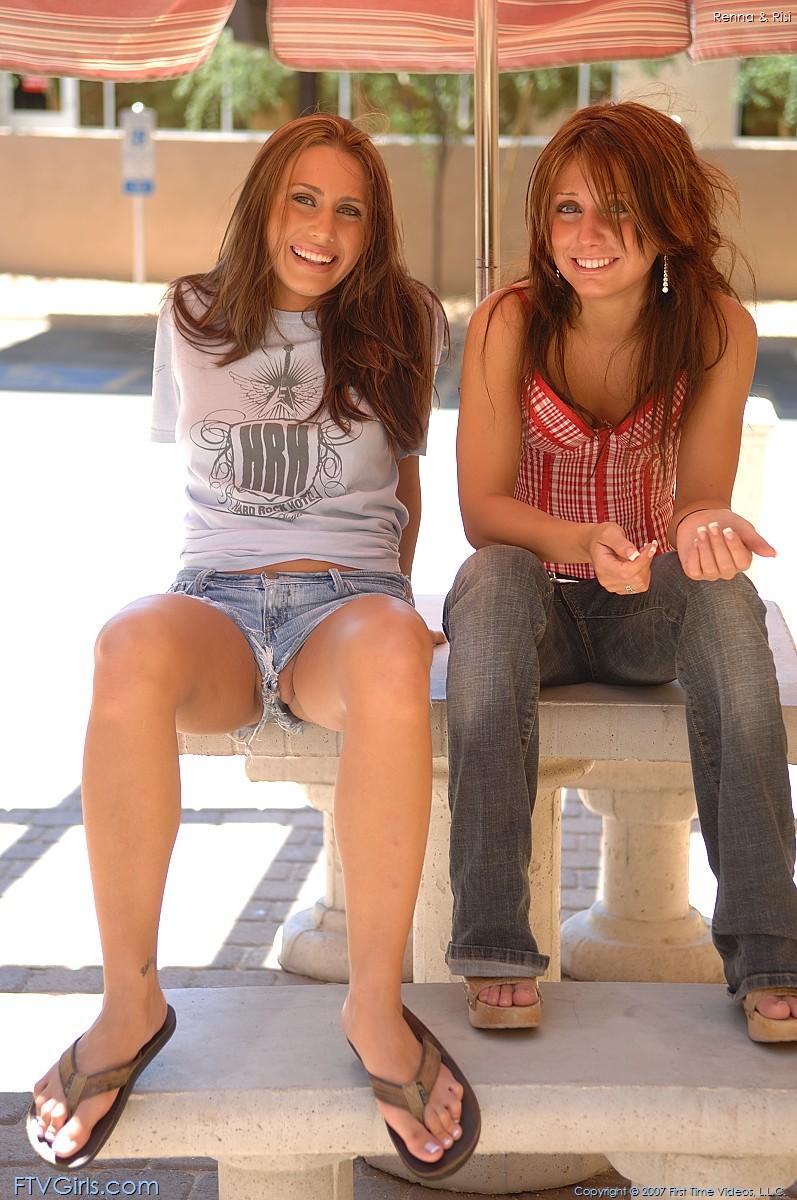 Dos jóvenes calientes se bañan juntas #60465764