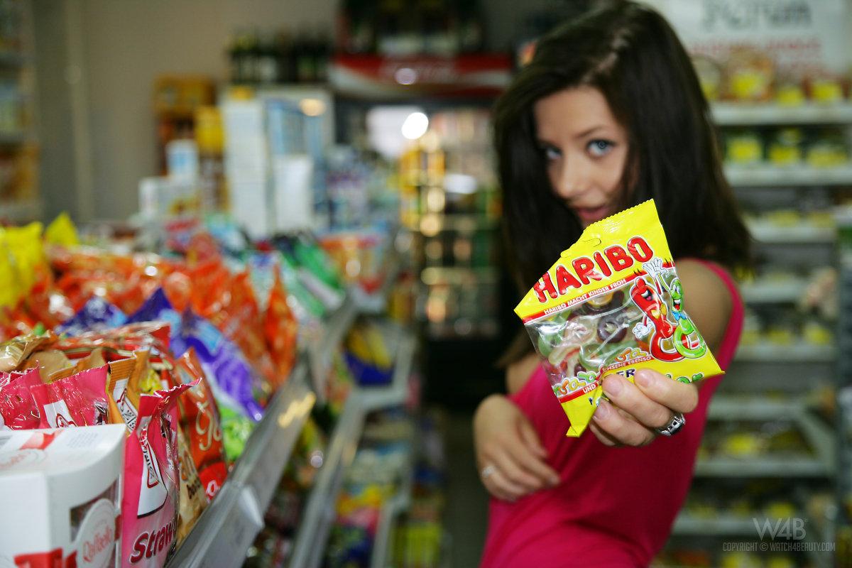 Anna, une jeune brune, se montre un peu coquine dans un magasin.
 #54134179