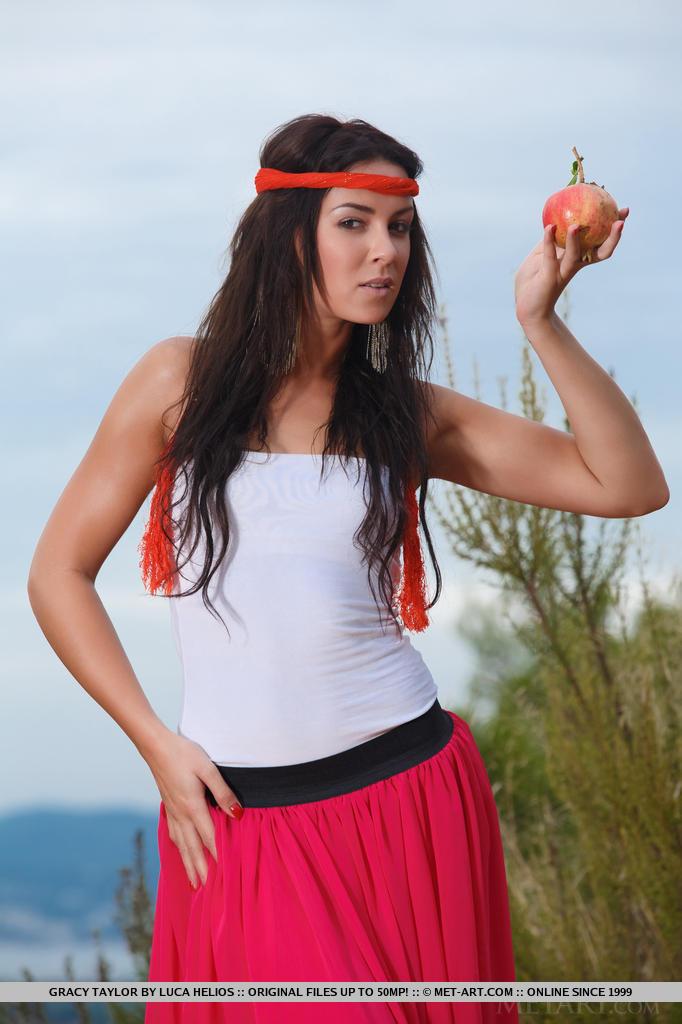 Hermosa morena gracy taylor te tienta con su fruta al aire libre
 #54586273