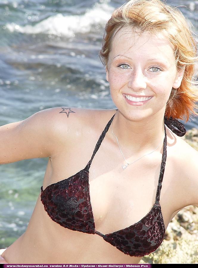Immagini di Lindsey Marshal spogliarsi nudo su una spiaggia
 #58974693