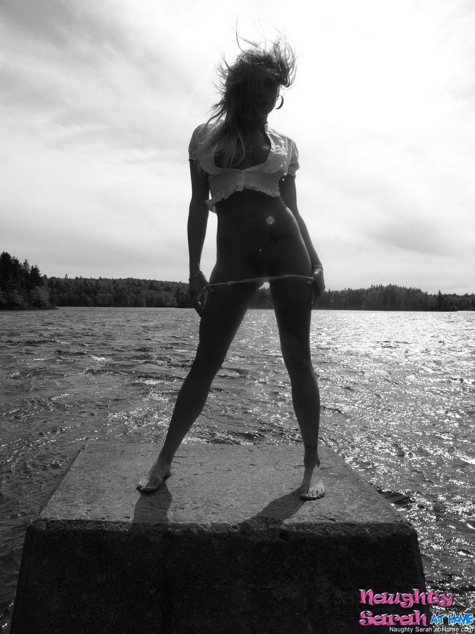 Bilder von naughty sarah am Strand in schwarz und weiß
 #59721868