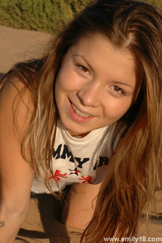 Süßes Teenager-Model Emily macht sich am Strand nackig
 #54209714