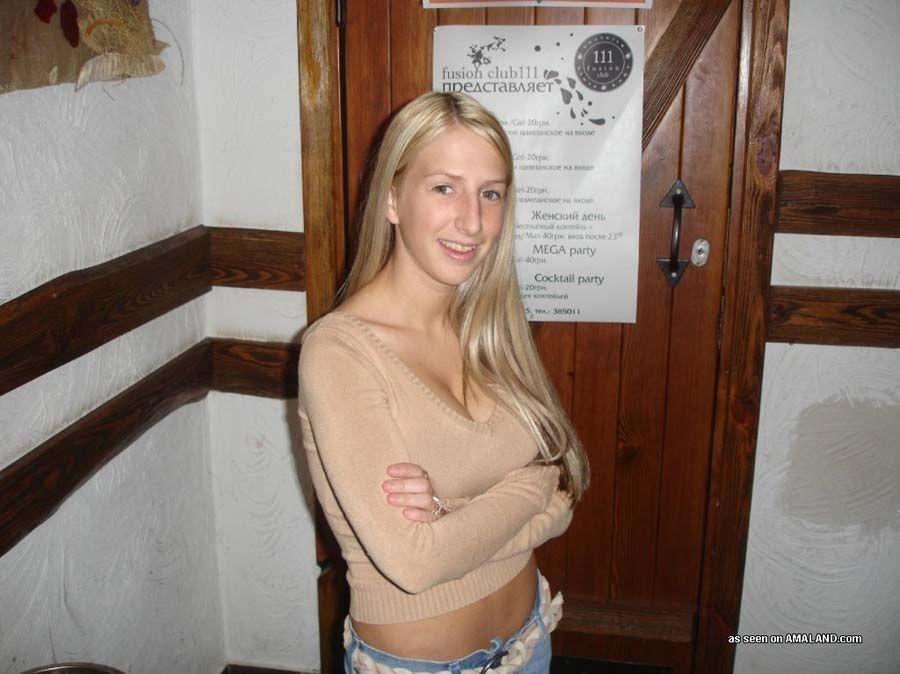 Photos d'une jeune blonde sexy en train de faire une super pipe
 #60518638