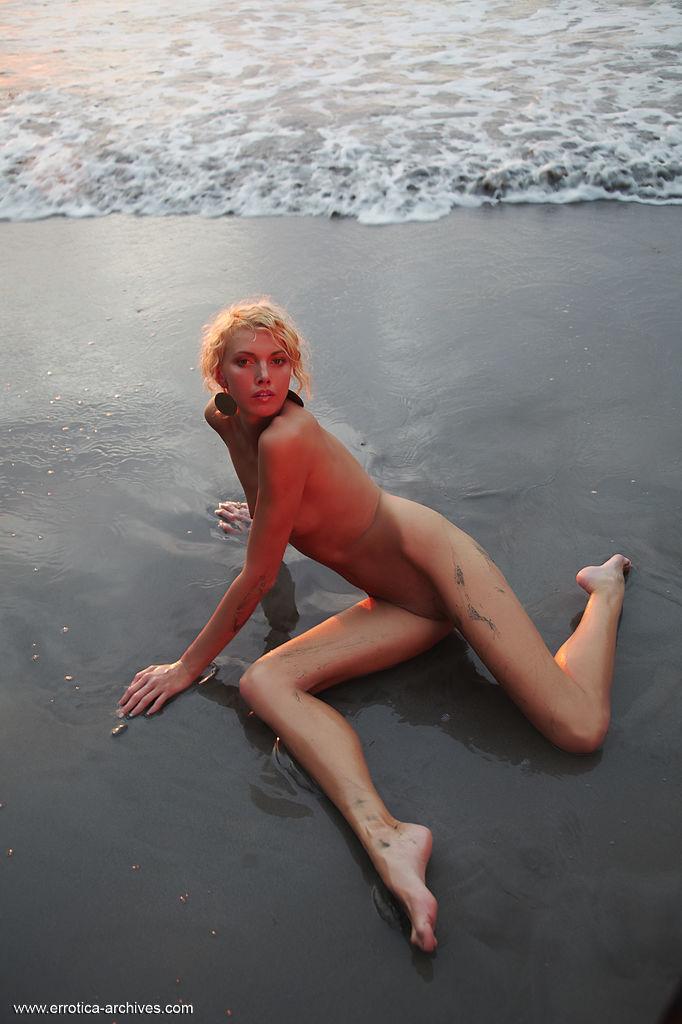 Blondes Teenie lilly a wird für Sie am Strand ganz nass
 #58951363
