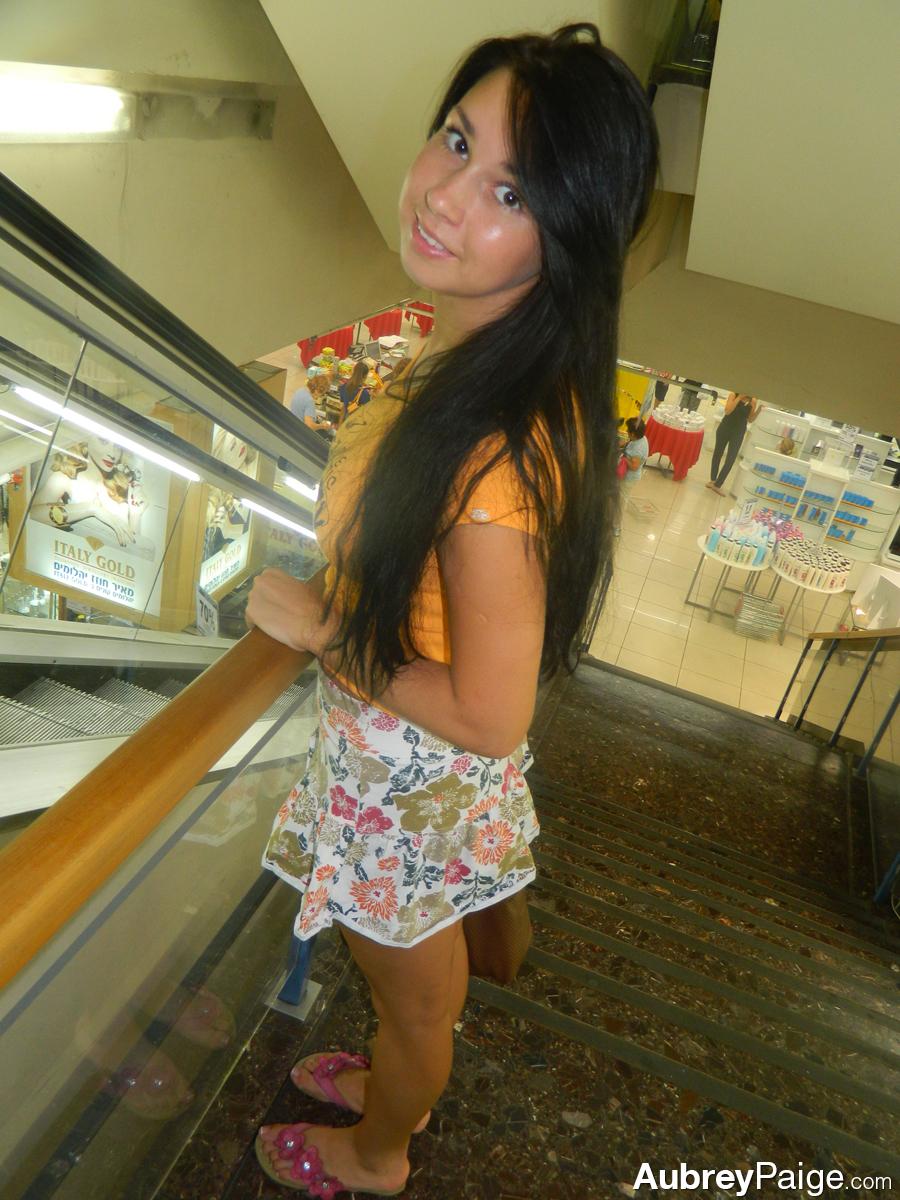 La jeune sexy Aubrey Paige montre ses seins dans le vestiaire d'un centre commercial.
 #53357330