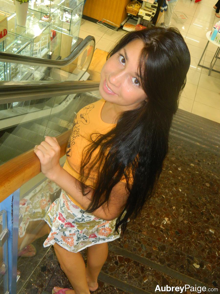 La jeune sexy Aubrey Paige montre ses seins dans le vestiaire d'un centre commercial.
 #53357361