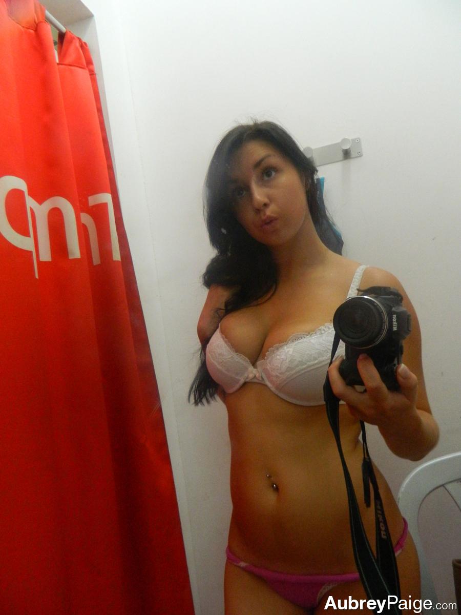 La jeune sexy Aubrey Paige montre ses seins dans le vestiaire d'un centre commercial.
 #53357538
