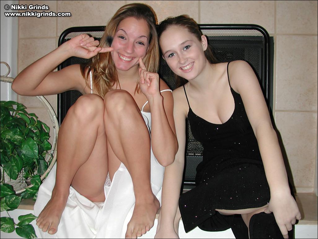 ニッキーとステイシーは、裸になって、そのpussiesを示す
 #59780802