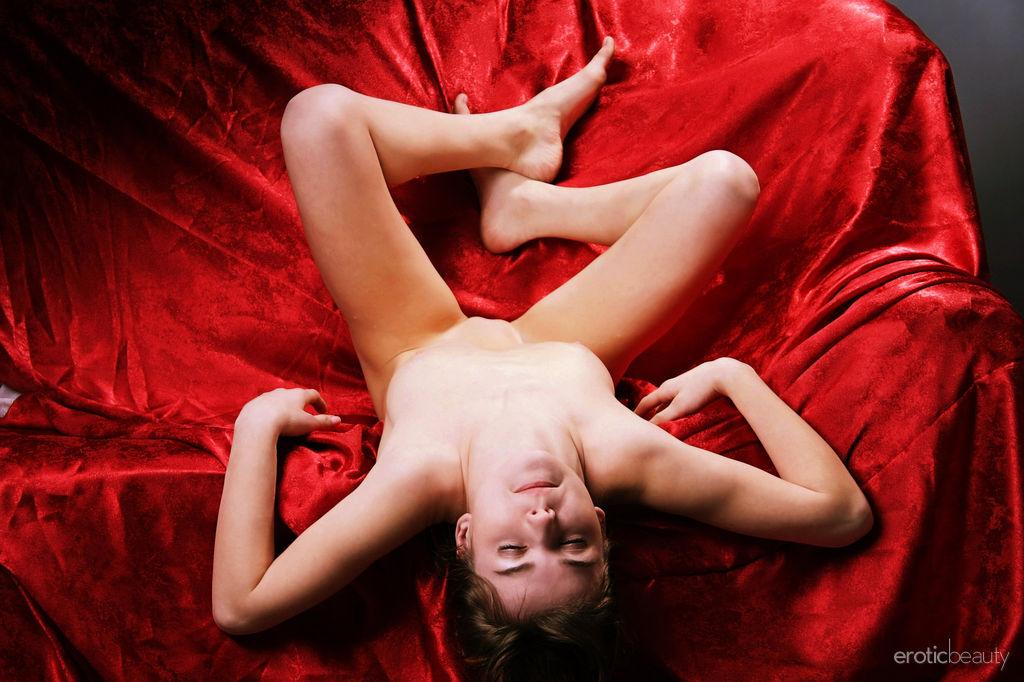 Brünettes Mädchen Alice Kiss zieht sich komplett nackt aus, um ihren engen nackten Körper zu zeigen
 #52984422
