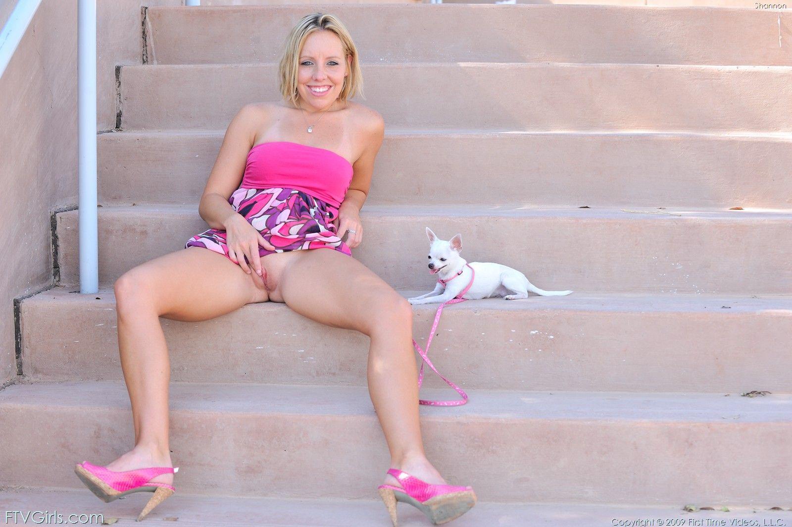 Bilder von Teenie-Schlampe Shannon, die ihre Beine spreizt
 #59959722