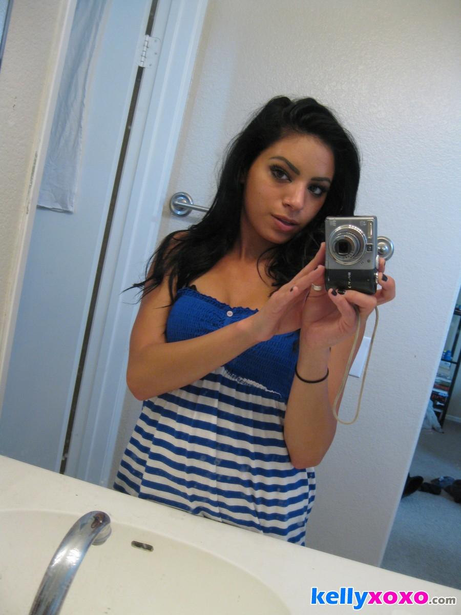 Kelly xoxo pose dans le miroir pour prendre des selfies très sexy pour vous.
 #58716817