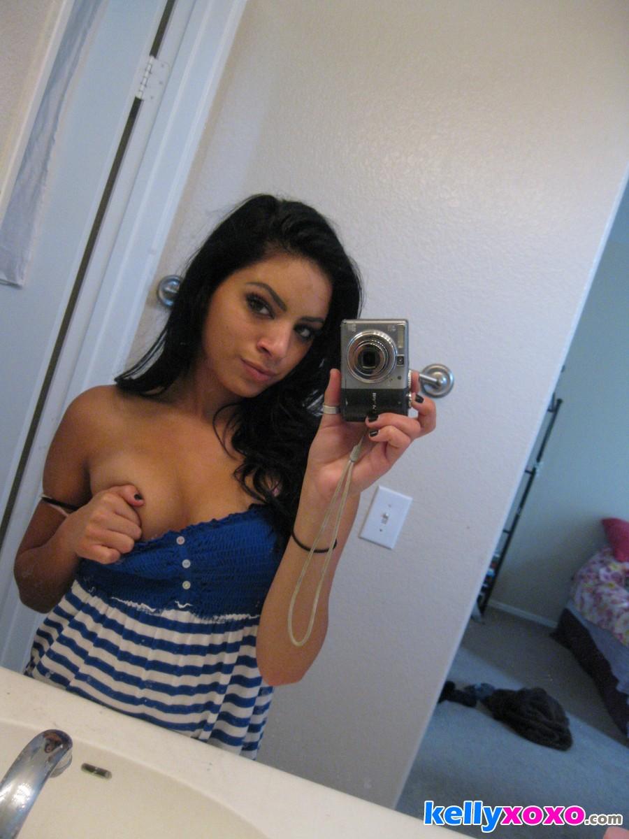 Kelly xoxo posiert vor dem Spiegel, um ein paar sehr sexy Selfies für Sie zu machen
 #58716857
