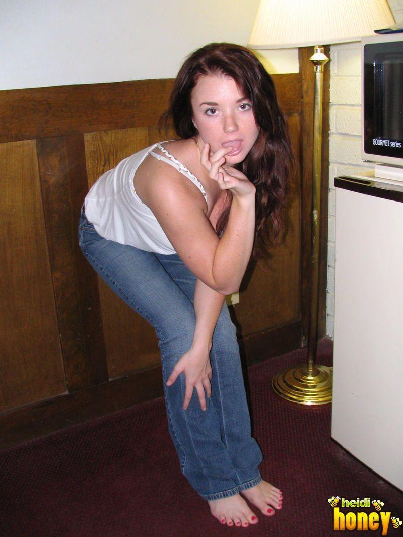 Pictures of teen babe Heidi in jeans and bare feet #54763508