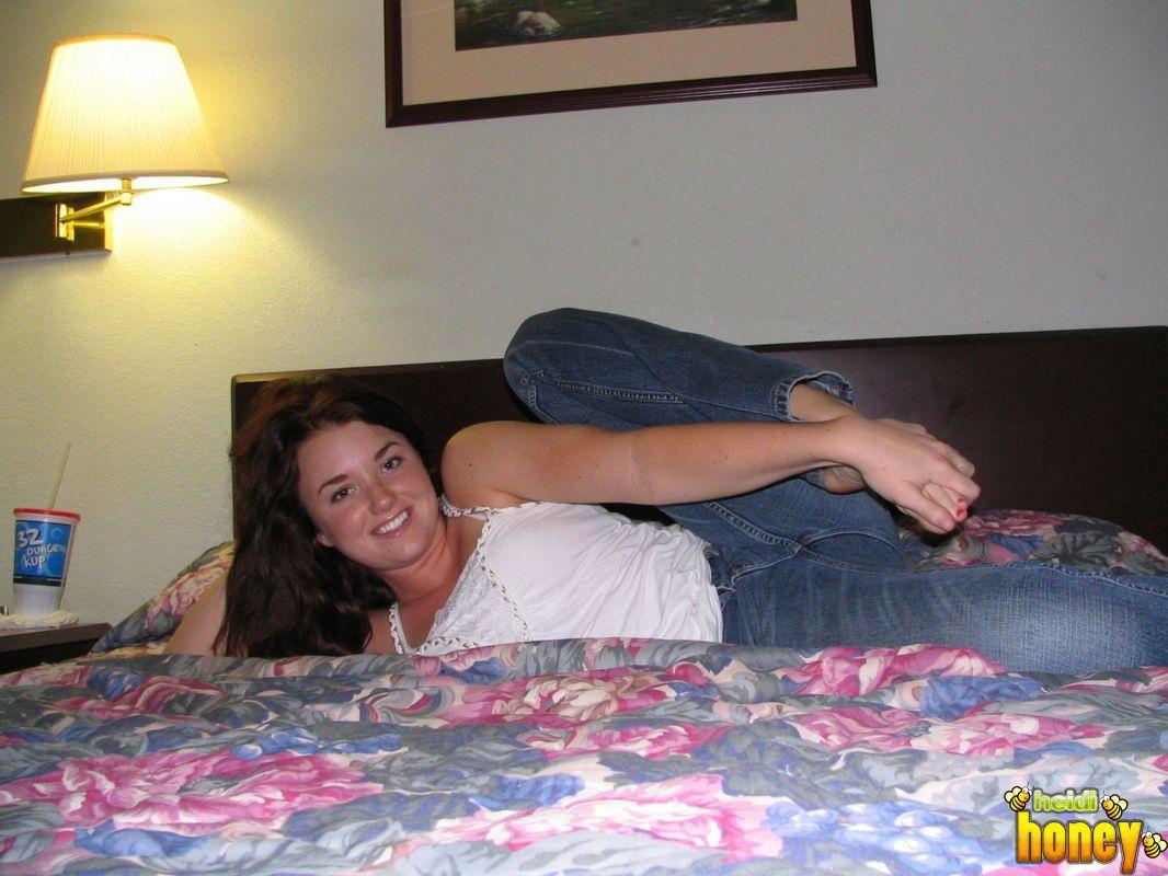 Pictures of teen babe Heidi in jeans and bare feet #54763959