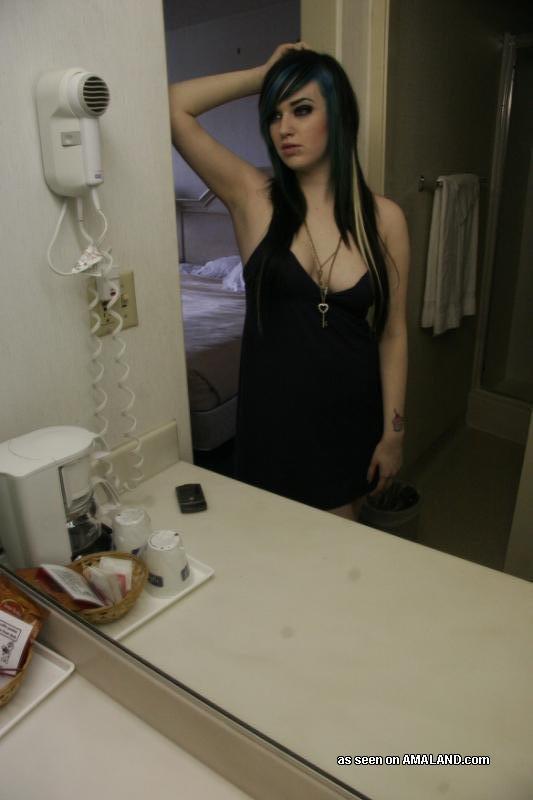 Collection de photos d'une punk perverse exhibant ses seins et son cul.
 #60636885