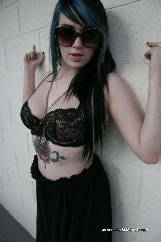 Colección de una chica punk pervertida mostrando sus tetas y su culo
 #60636903