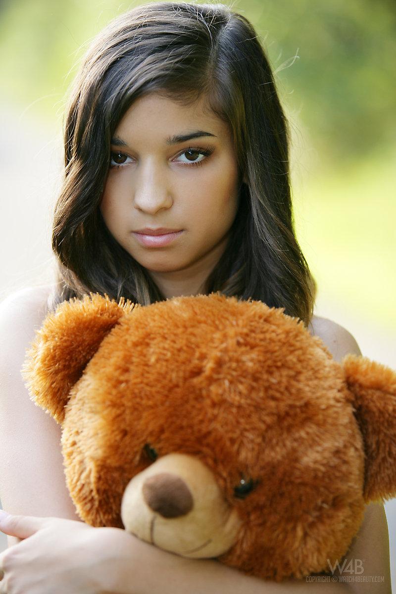 Le mannequin brune nika donne un ensemble suggestif en public avec un ours en peluche
 #59767923