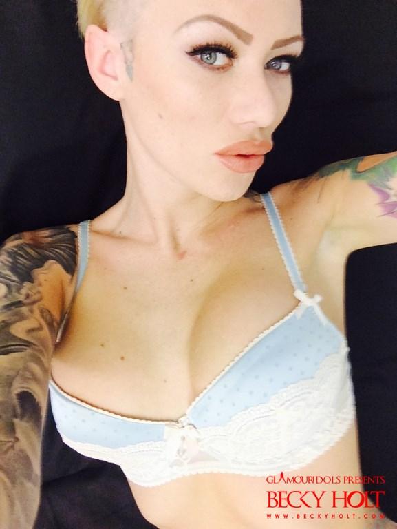 Becky holt si fa un selfie a casa nella sua bella lingerie
 #53419005