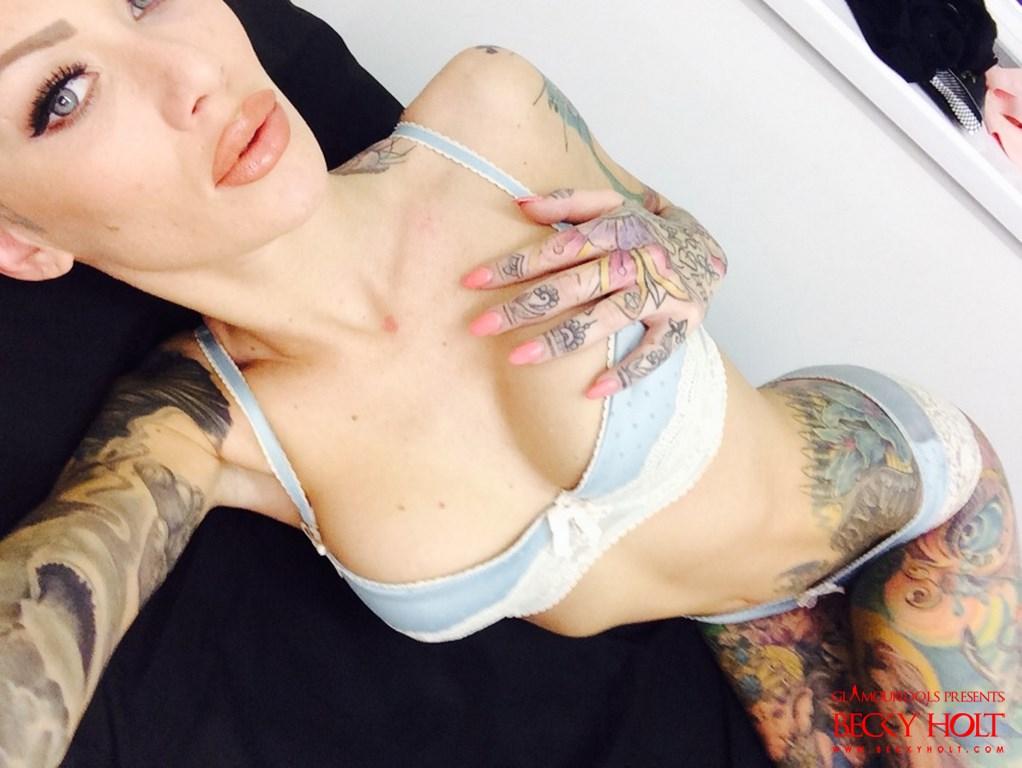 Becky holt si fa un selfie a casa nella sua bella lingerie
 #53419113