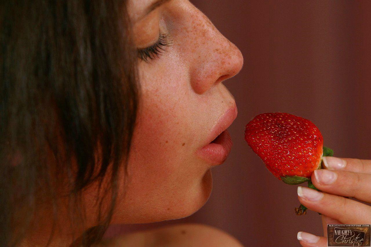 Bilder von naughty christine immer frech mit Erdbeeren
 #59713026
