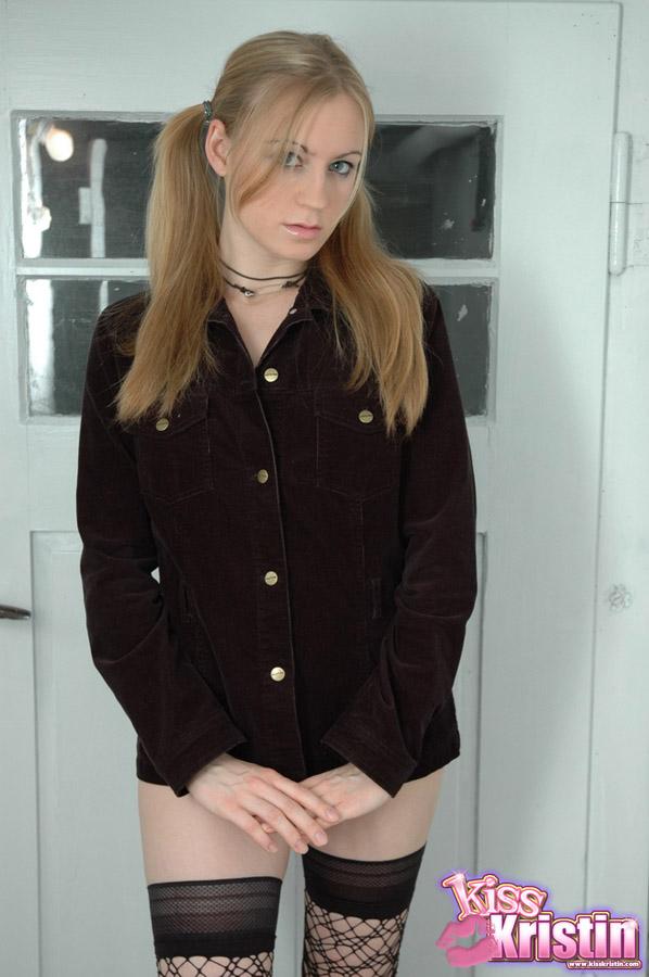 La jeune blonde Kristin vous montre ce qu'il y a sous sa veste noire.
 #58755252