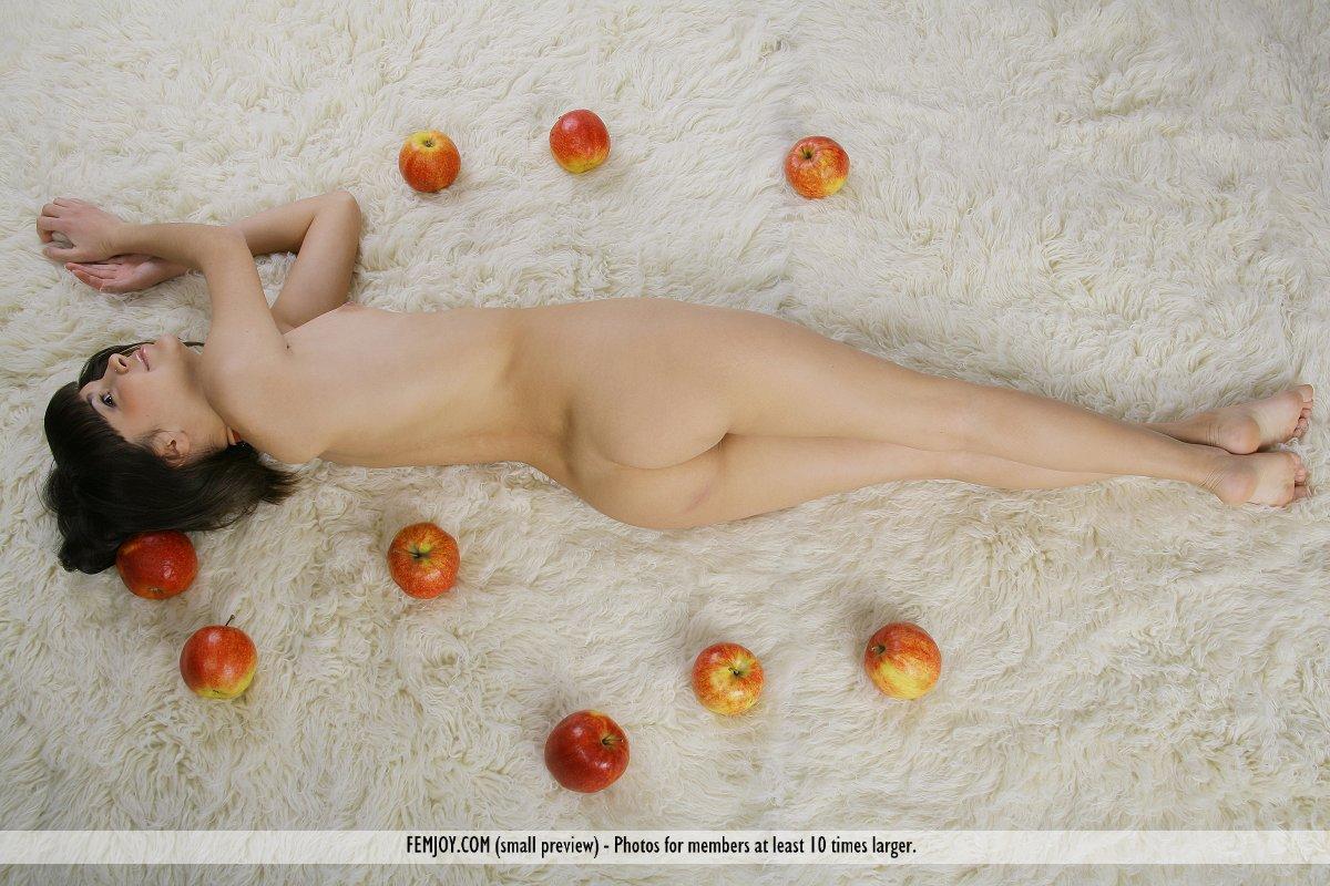 Bilder von ingrid zeigt ihren nackten Körper auf dem Boden
 #59852751