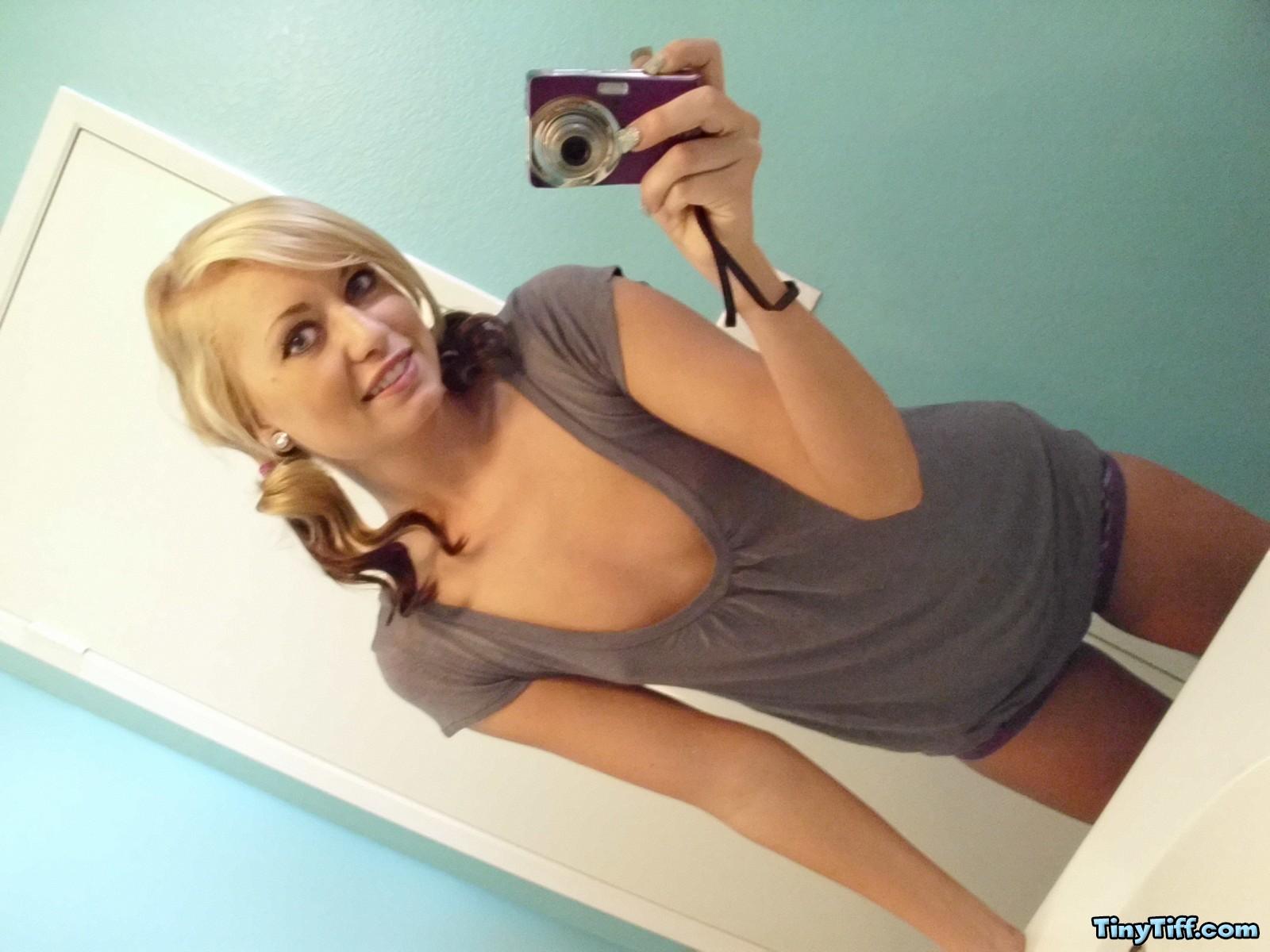 Une blonde, Tiff, se prend en photo dans le miroir.
 #58923810