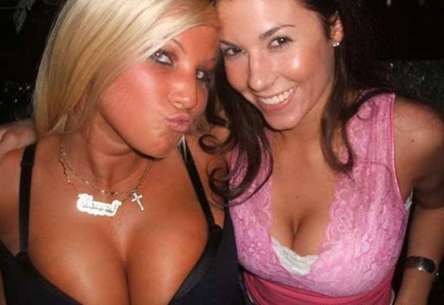 Photos d'amies jeunes sexy exhibant leurs seins
 #60478209