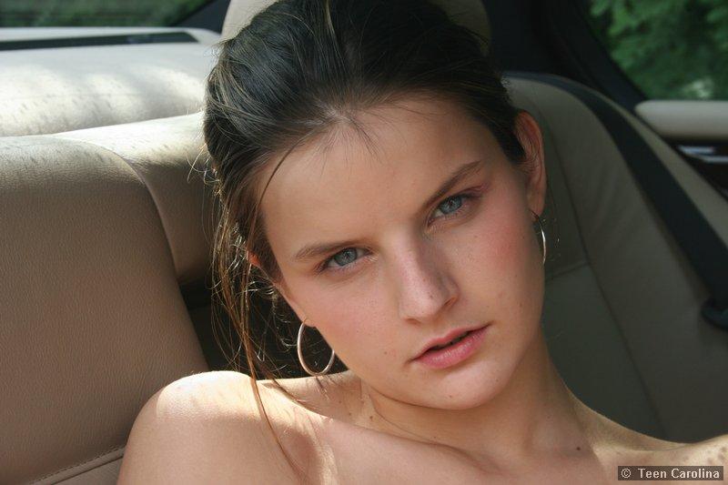 十代の淫乱女ティーン・キャロリーナの写真 彼女の車で自慰行為をする
 #60077730