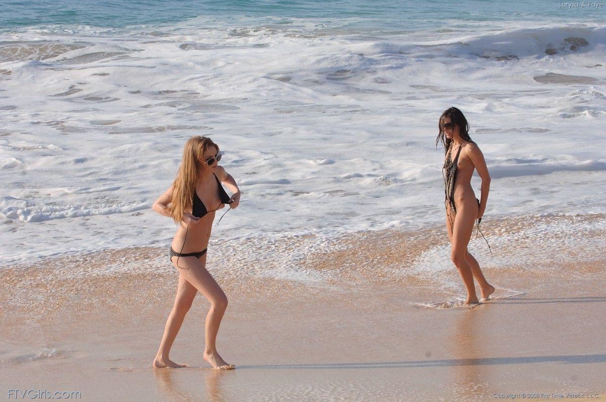 Bilder von zwei heißen Mädchen gehen für ein nacktes Schwimmen
 #60448284