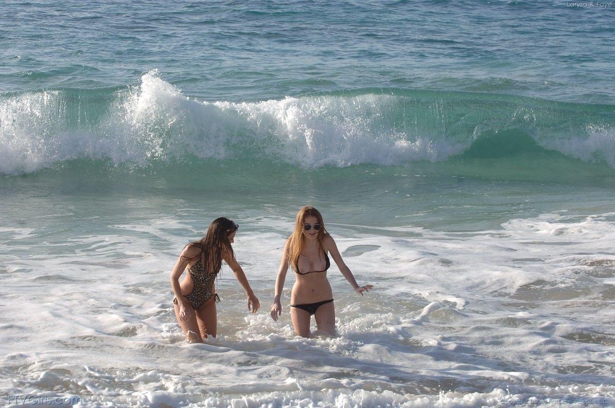 Bilder von zwei heißen Mädchen gehen für ein nacktes Schwimmen
 #60448317