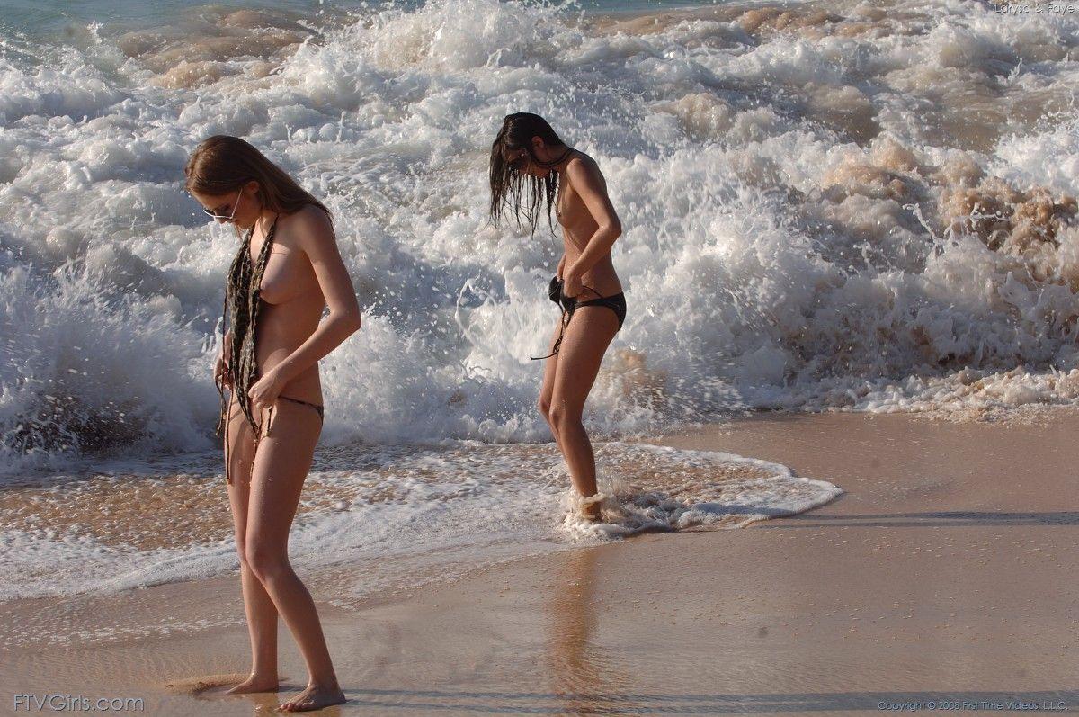 Bilder von zwei heißen Mädchen gehen für ein nacktes Schwimmen
 #60448339