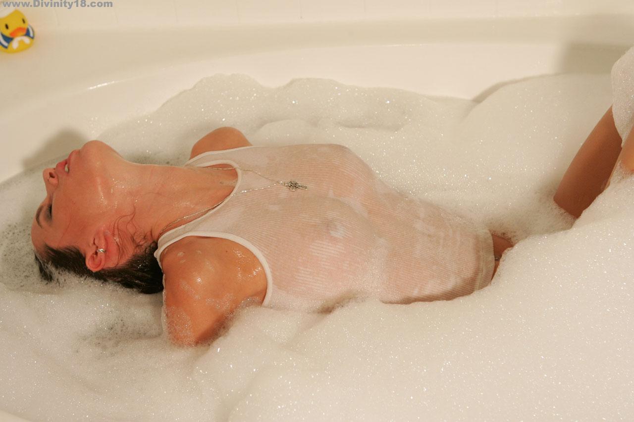Jayden nimmt ein dampfendes, heißes Bad
 #54091614