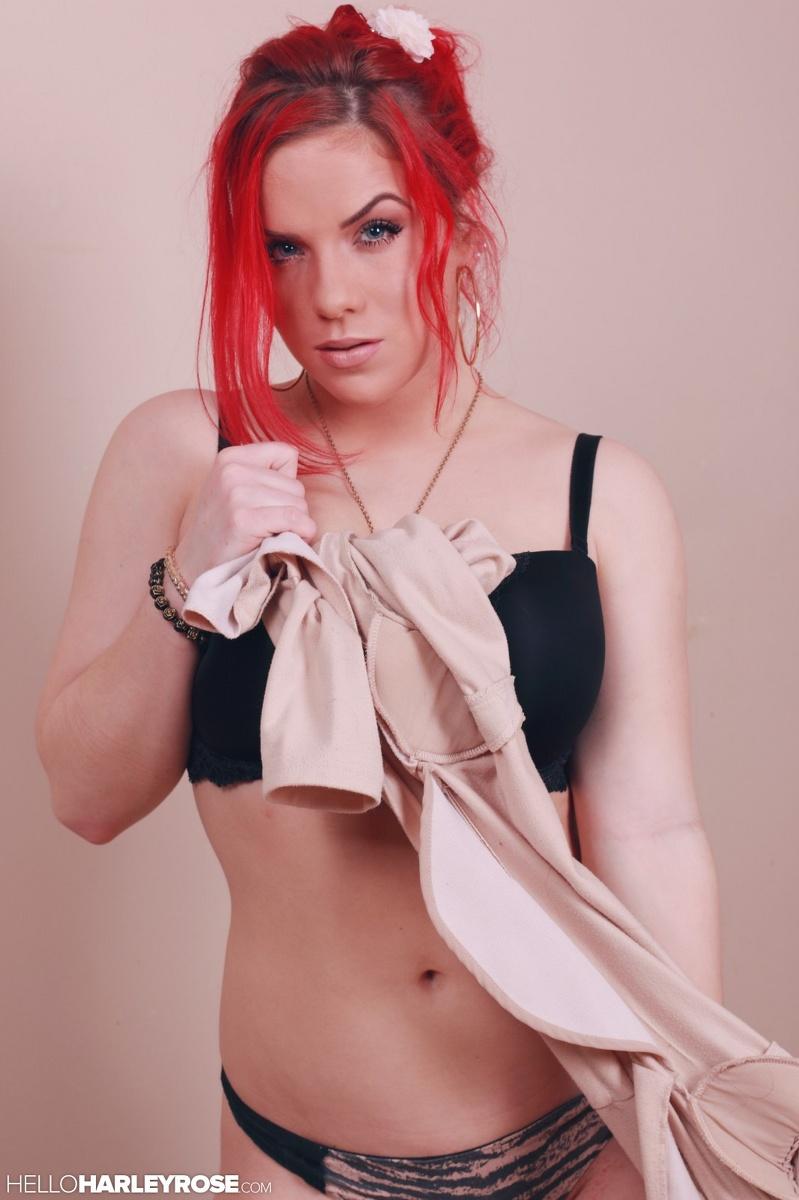 Redhead hottie harley rose ti dà un lento e sexy striptease nei suoi tacchi alti
 #54702967