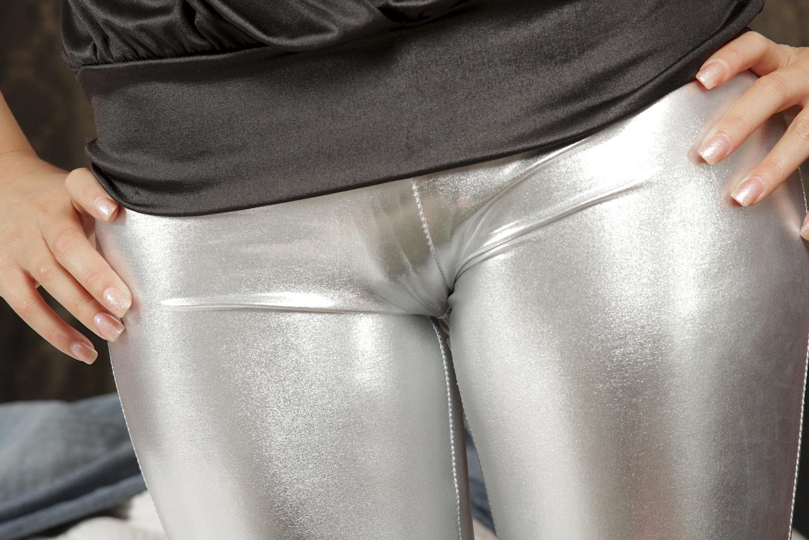 Destiny moody brilla in stretti pantaloni capri argento e piccolo perizoma
 #54042950