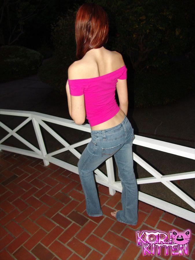 Redhead teen kori kitten prende in giro in jeans e piedi nudi
 #59583275