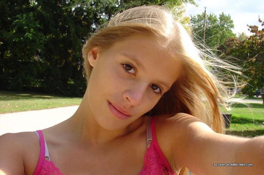 Blonde engelsgesichtige Amateur-Freundin posiert in sexy Selbstbildern
 #60658465