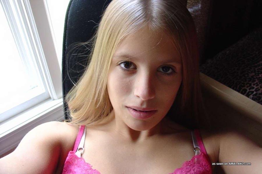 Petite amie amateur blonde au visage d'ange posant dans des self-pics sexy
 #60658478