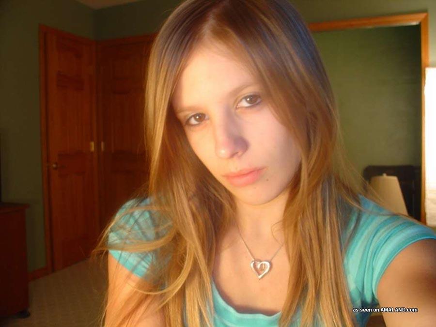 Blonde engelsgesichtige Amateur-Freundin posiert in sexy Selbstbildern
 #60658591