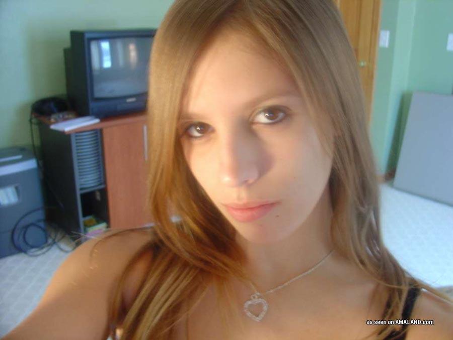 Petite amie amateur blonde au visage d'ange posant dans des self-pics sexy
 #60658608