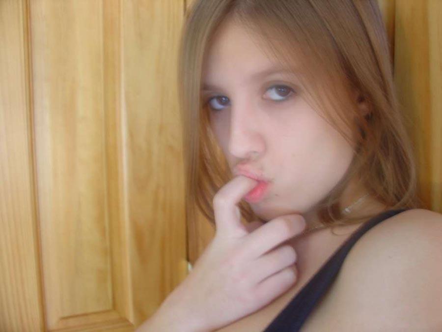 Blonde engelsgesichtige Amateur-Freundin posiert in sexy Selbstbildern
 #60658621