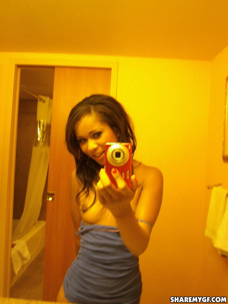 Ebony gf teilt einige selfies von ihrer nassen Muschi
 #60794022