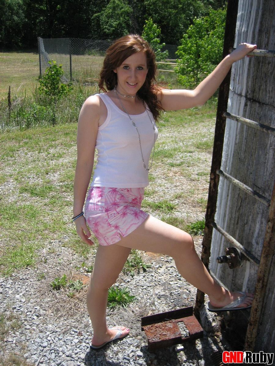 Slutty redhead teen ruby blinkt ihre frechen Titten im Freien
 #59948376