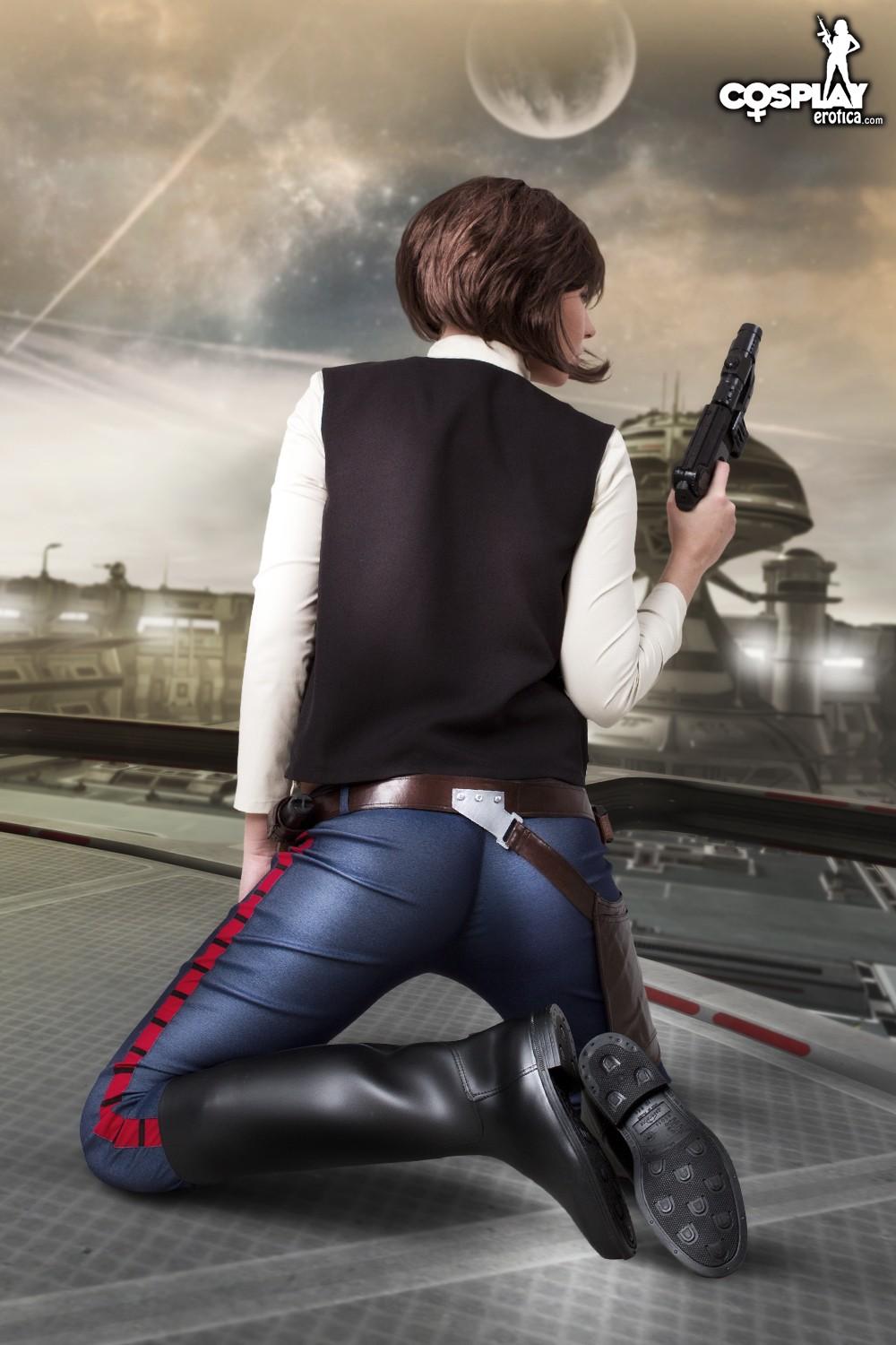 Cosplay girl Betsie dresses as the sexiest Han Solo I've ever seen #53438377