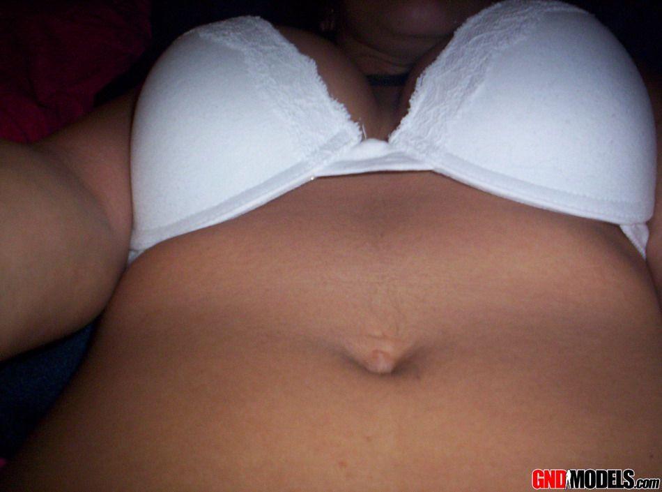 Bilder von einer brünetten Amateurin, die ihren heißen Körper zeigt
 #60503571