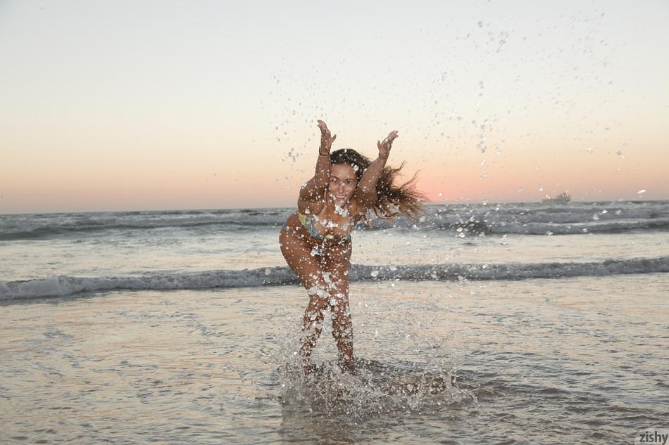 Anastasia Black, étudiante sexy, se fait plaisir avec son corps chaud sur la plage.
 #53120738