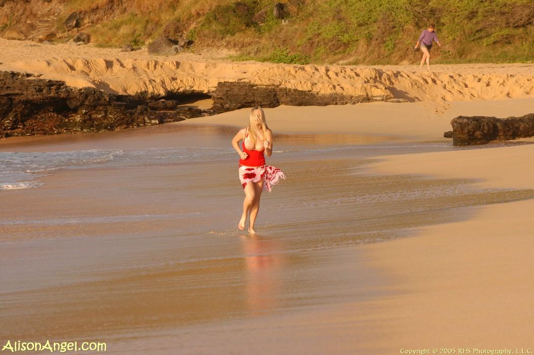 Foto di Alison Angel che si espone sulla spiaggia
 #53002304