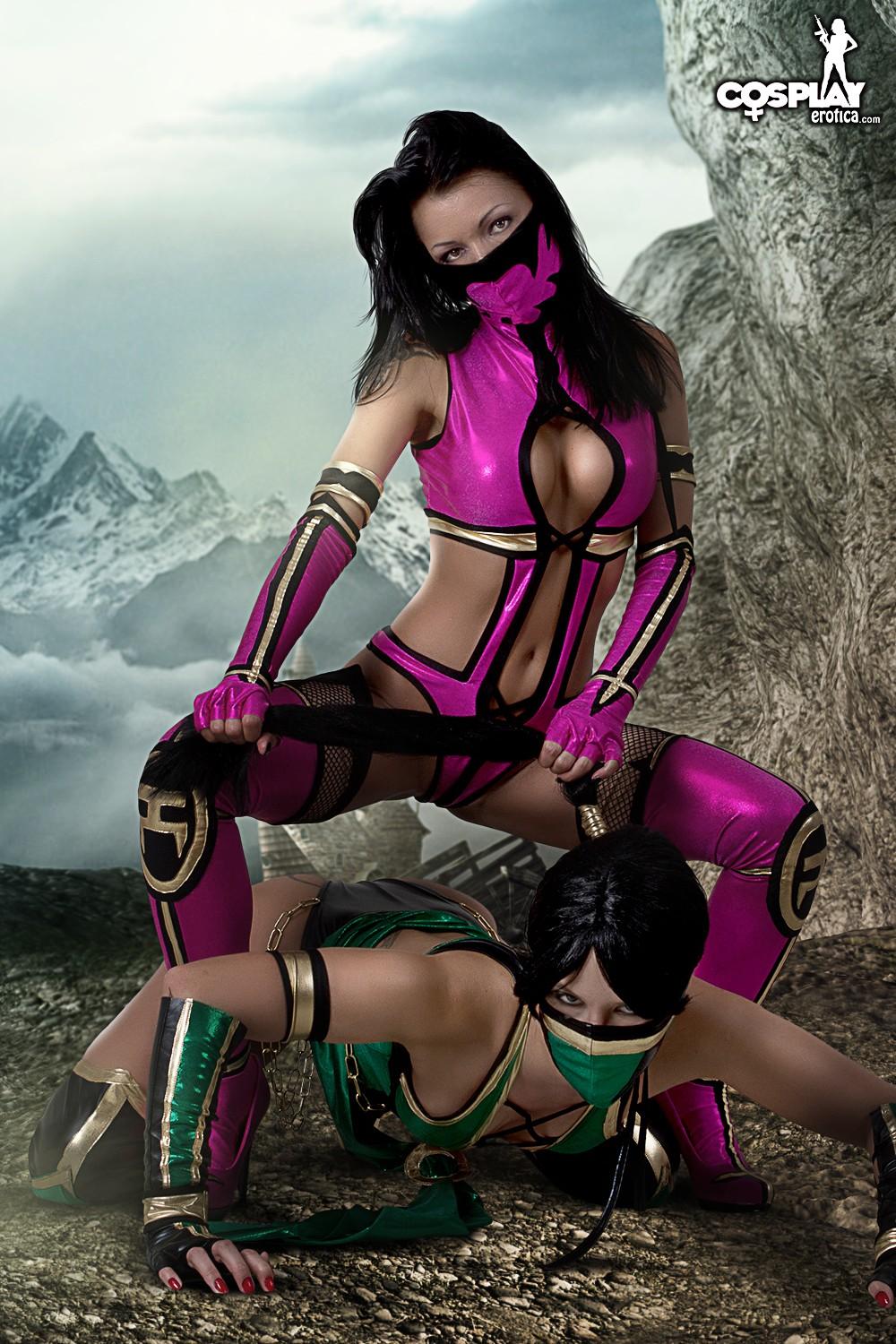Sexy cosplayers Mea Lee and Ginger dress up as Mileena and Jade #54531191