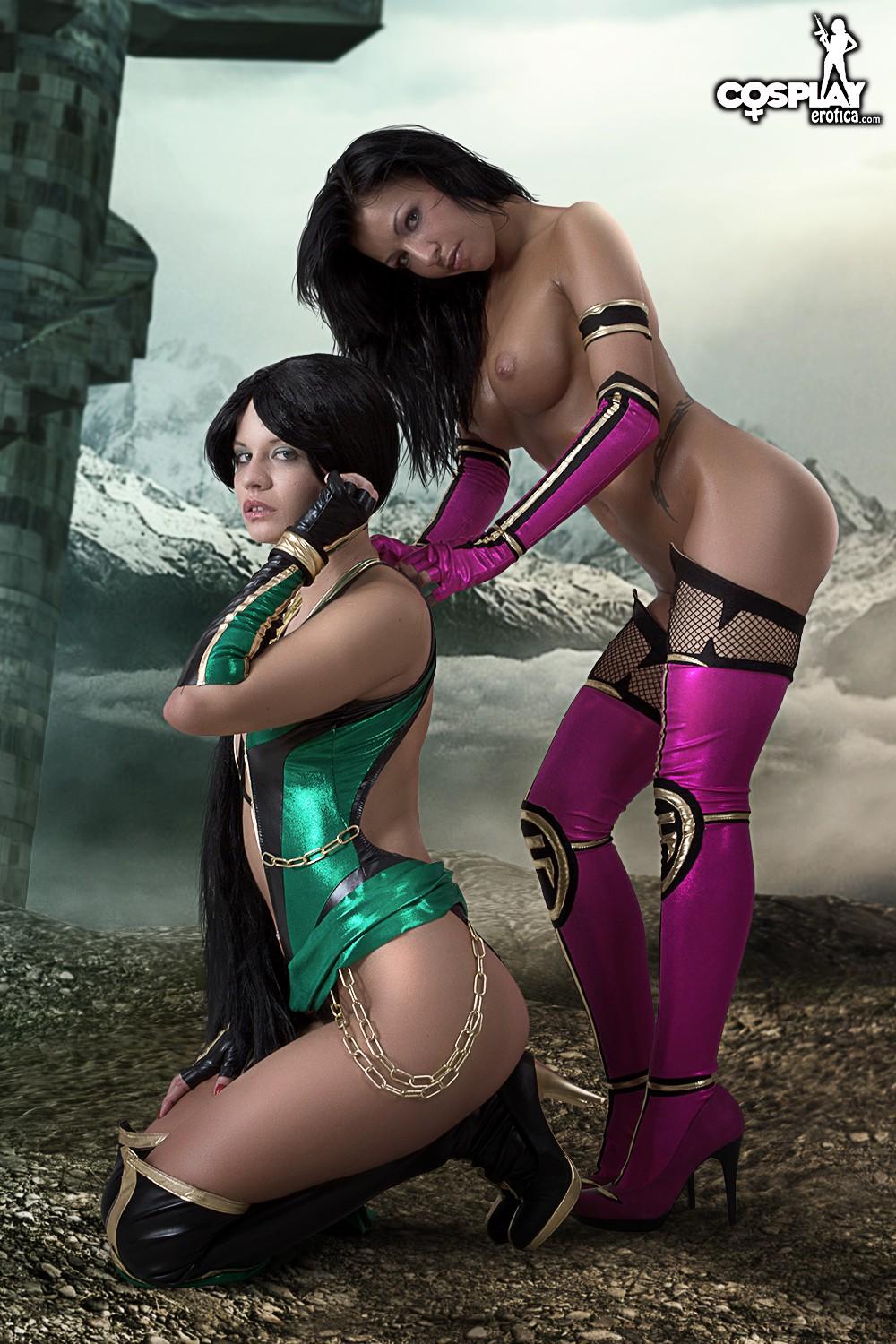 Sexy cosplayers Mea Lee and Ginger dress up as Mileena and Jade #54531328