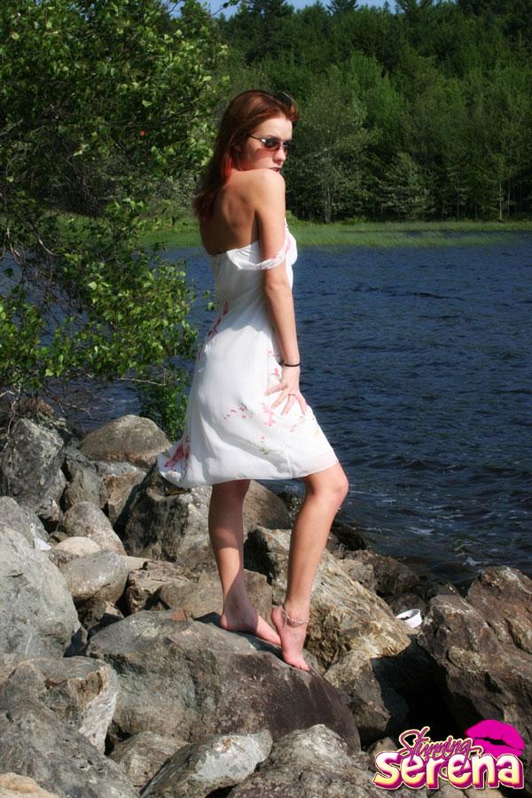 Atemberaubende Serena zeigt ihre sexy Beine am Teich
 #60015953